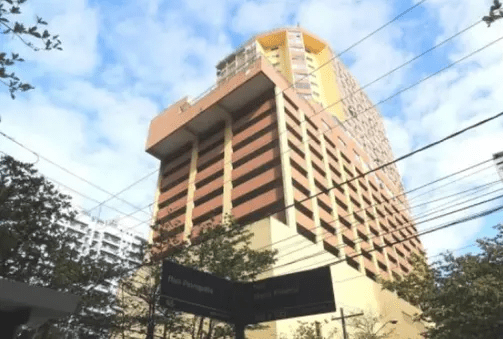 Jovem morre em acidente com elevador de automóveis