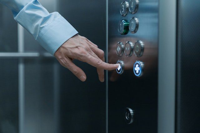 Curva da banheira: Qual a vida útil de um elevador?