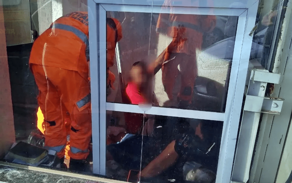 Cabo de aço rompe e elevador de igreja cai de altura de 7 metros