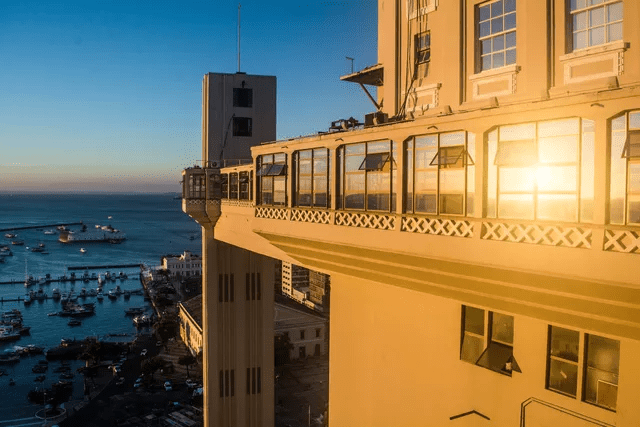 Elevador Lacerda apresenta problema elétrico e 15 pessoas são resgatadas