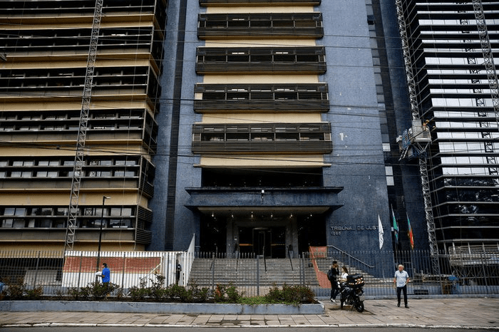 Técnico fica ferido em acidente em Porto Alegre