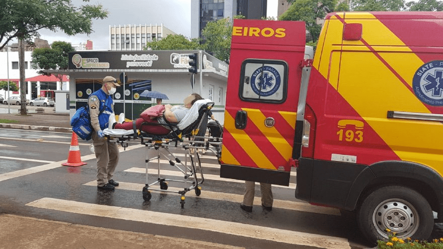 Mulher fica ferida ao cair de escada rolante em Cascavel (PR)