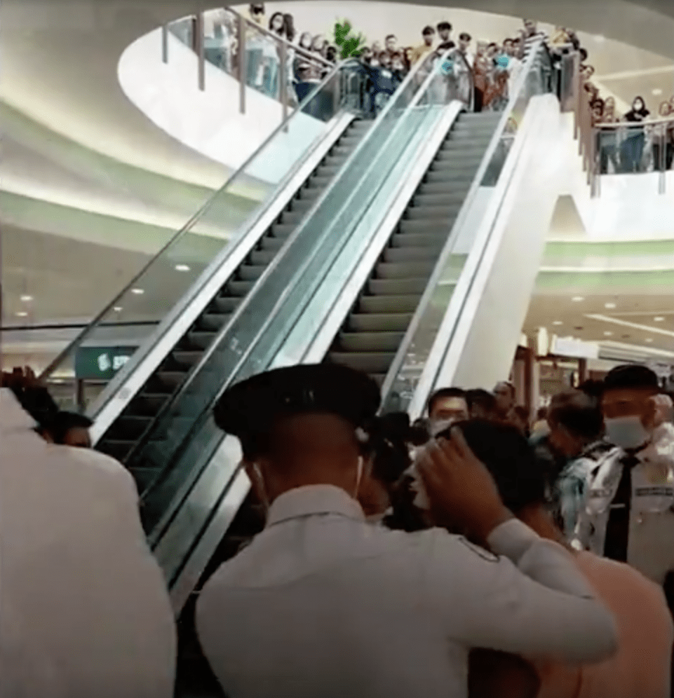Acidente em escada rolante deixa 20 feridos nas Filipinas, veja vídeo