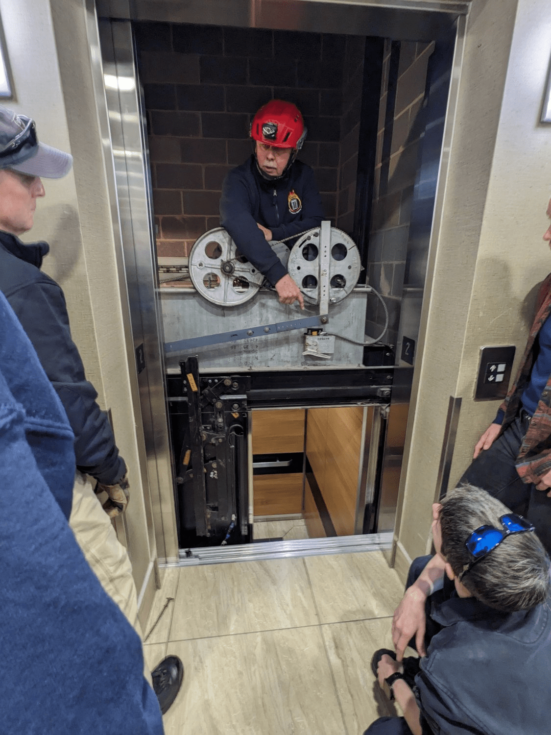 Bombeiros realizam treinamento em elevadores em Maryland, EUA