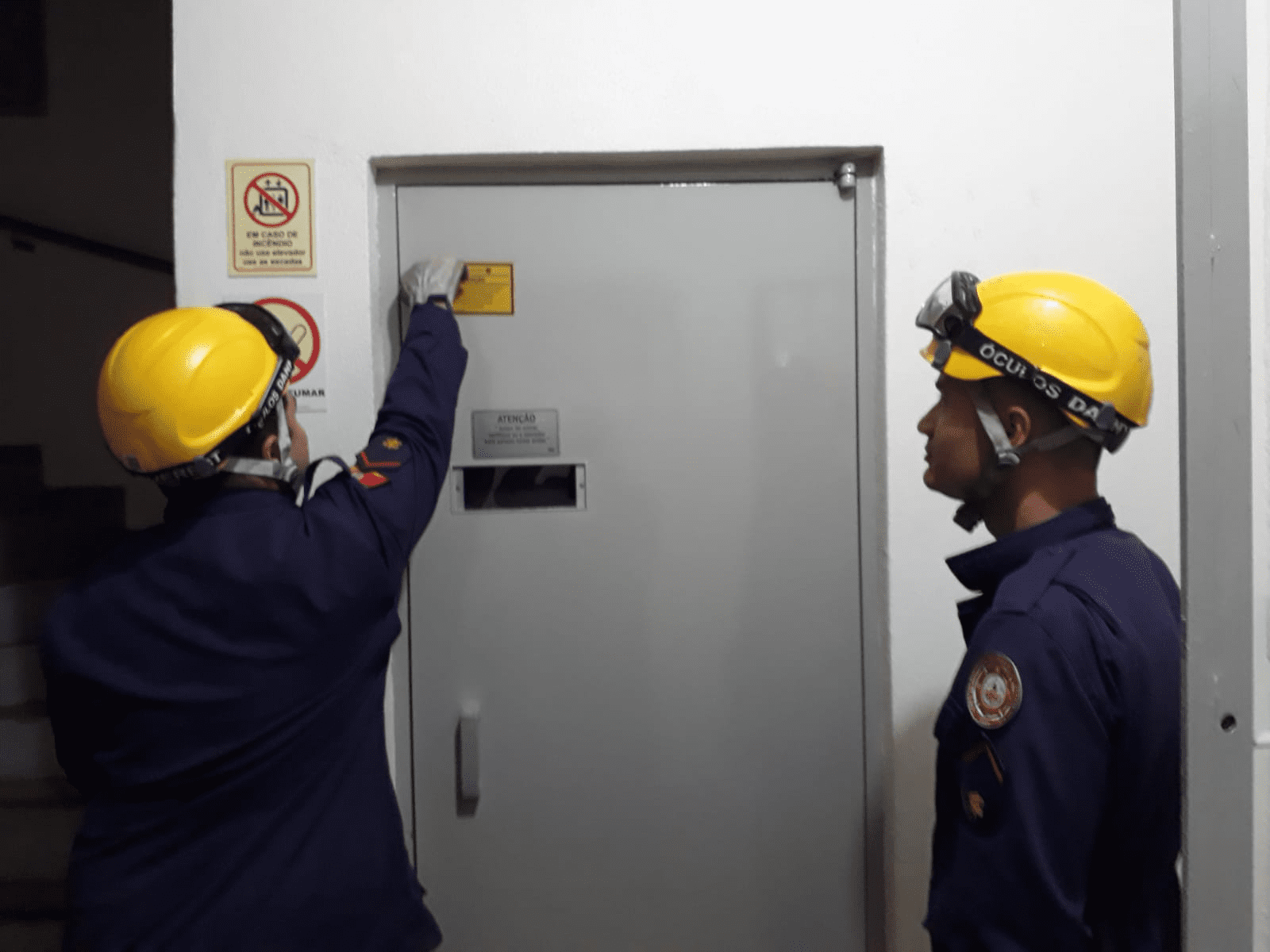 Elevador prende sete pessoas em Lajeado (RS)