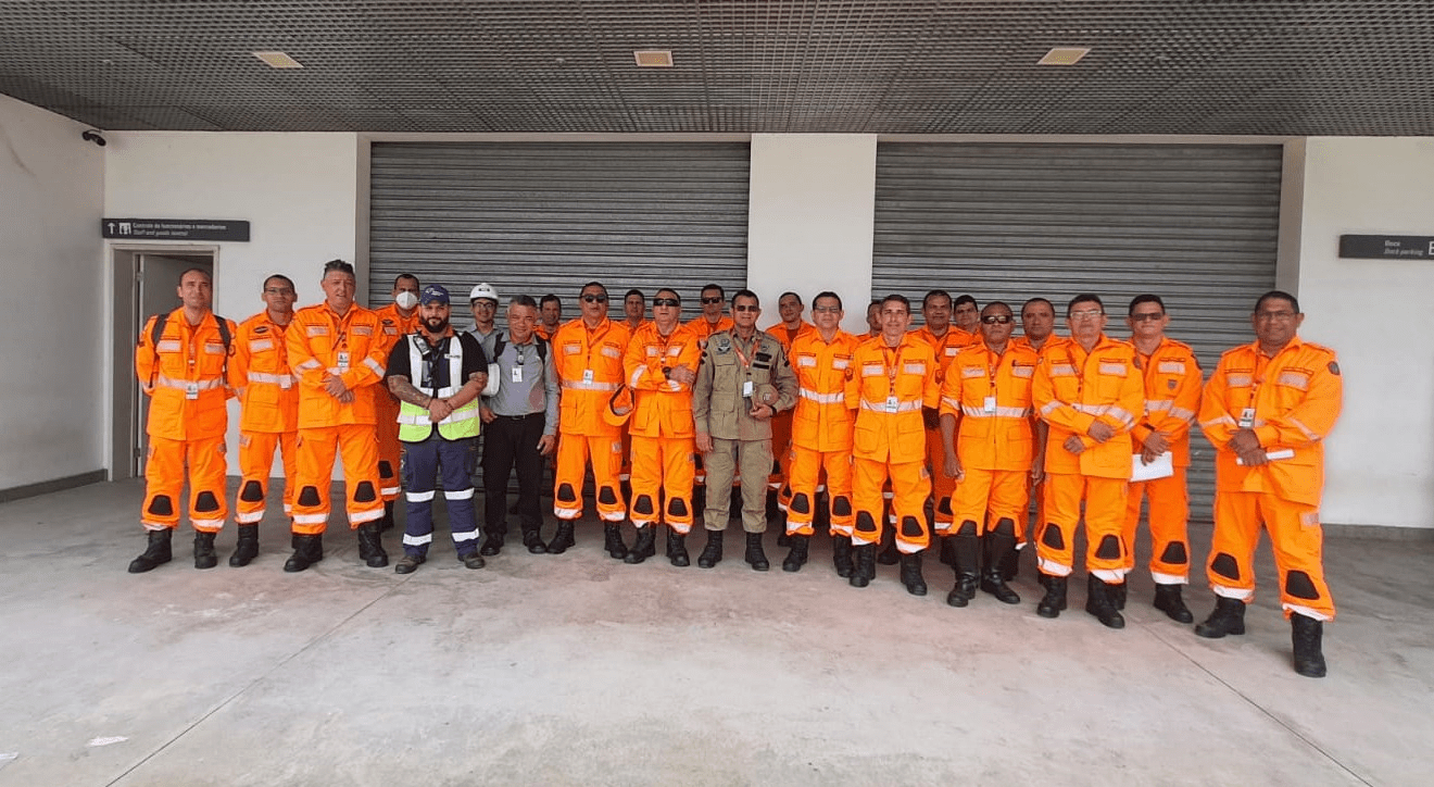 Bombeiros fazem treinamento de resgate em elevadores em Fortaleza