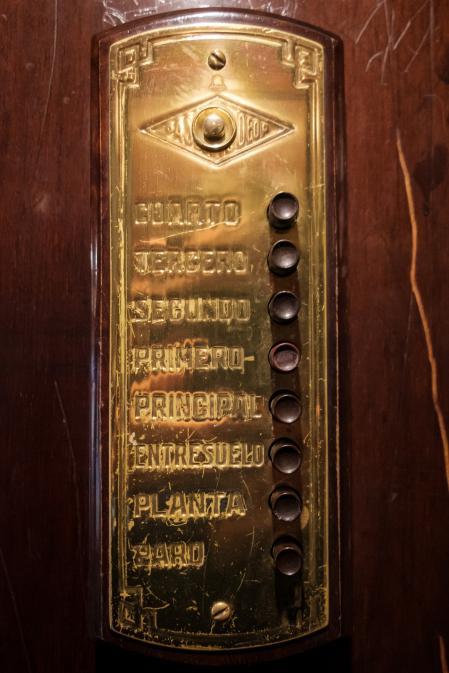 Una clásica botonera de un antiguo ascensor en Barcelona