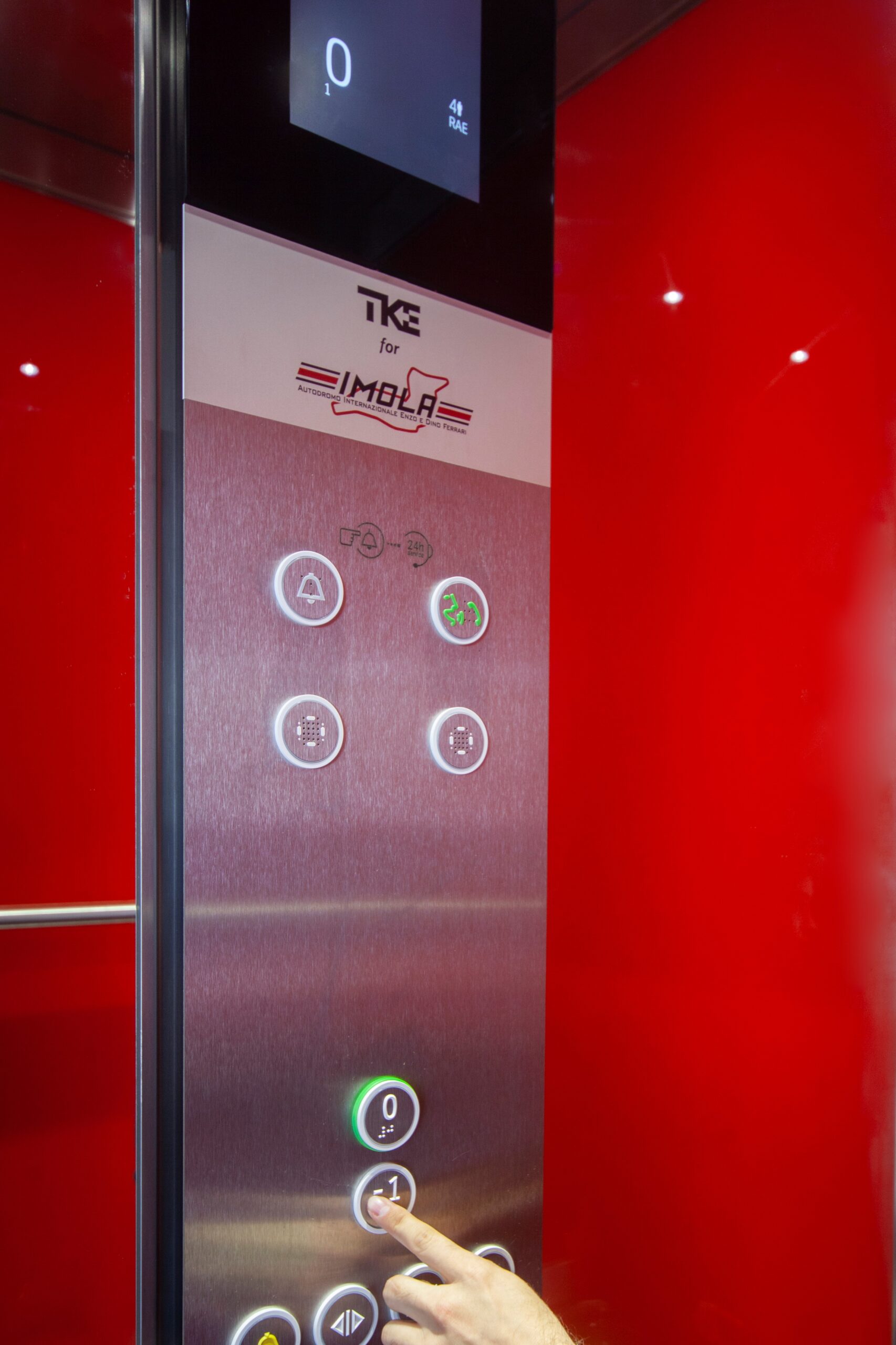 Detalhe da botoeira de um elevador TKE instalado em Imola, na Itália.