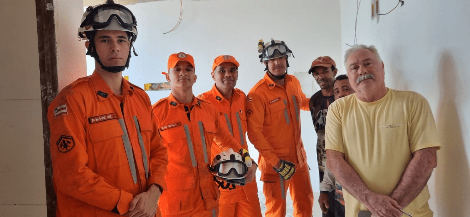 Bombeiros resgatam pessoas presas em elevador após apagão na Bahia