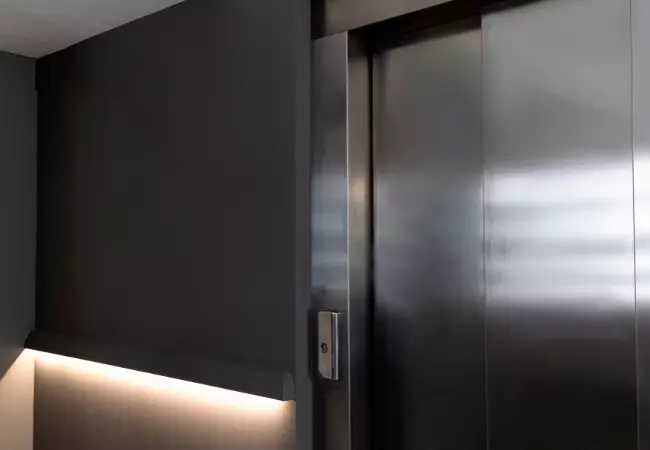 Queda de elevador deixa três pessoas feridas em Itajaí (SC)