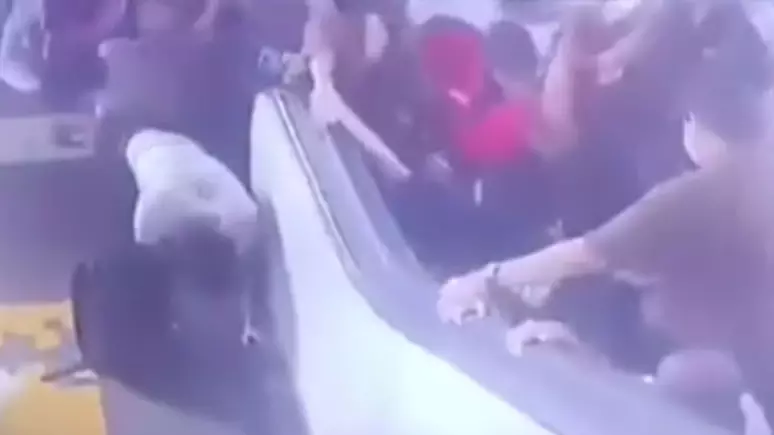 Falha em escada rolante de metrô deixa dez pessoas feridas nas Filipinas