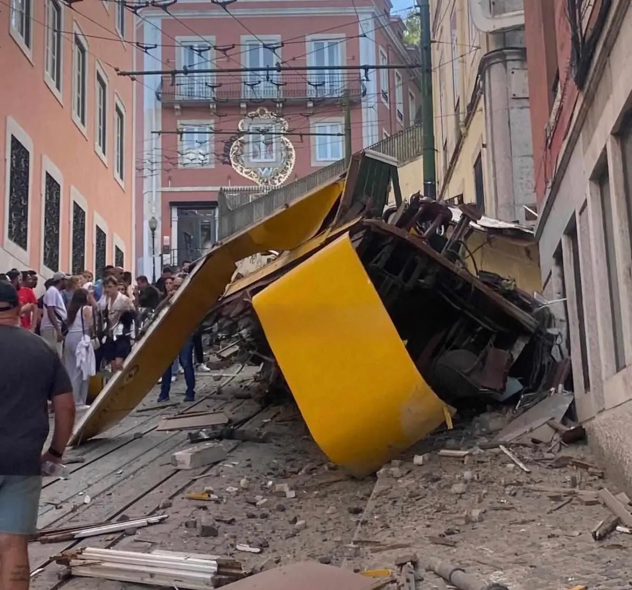 Elevador da Glória descarrila em Lisboa e deixa 17 mortos