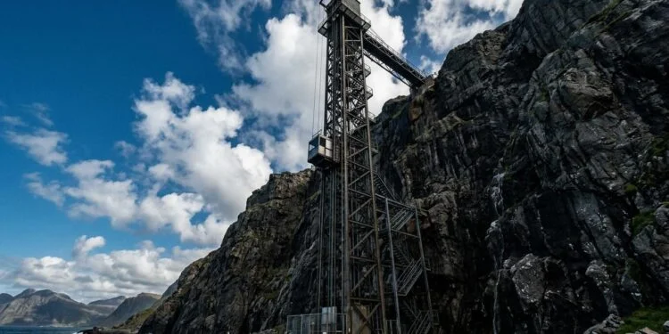 Elevador de 288 metros facilita trajeto escolar em região montanhosa da China