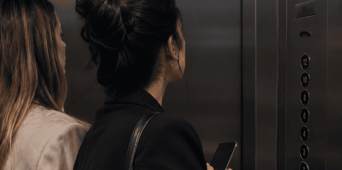 Falha em elevador e demora no resgate geram indenização a passageiras