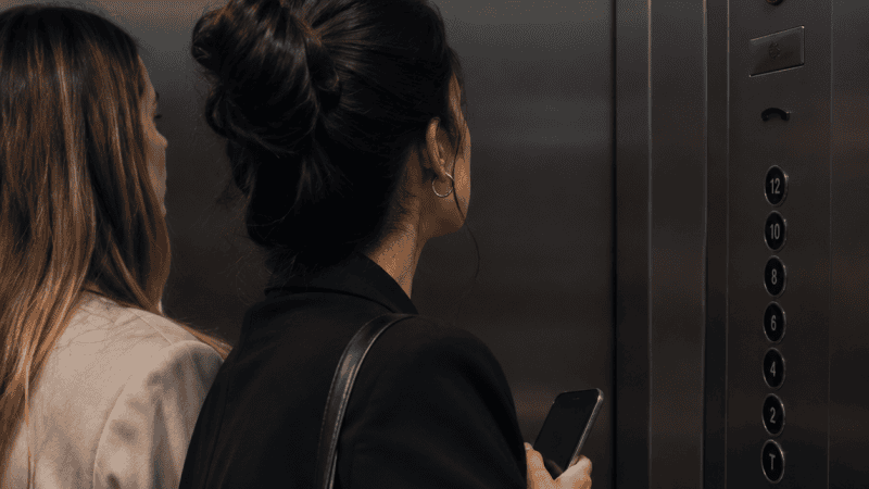 Falha em elevador e demora no resgate geram indenização a passageiras