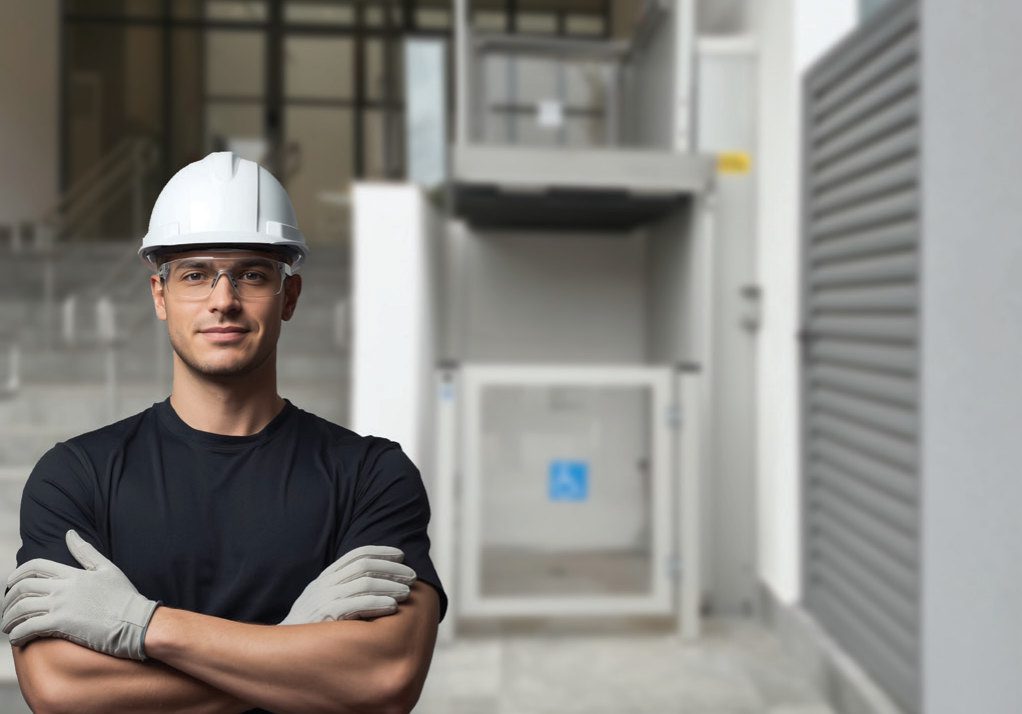 Técnico de elevadores com capacete e luvas de proteção