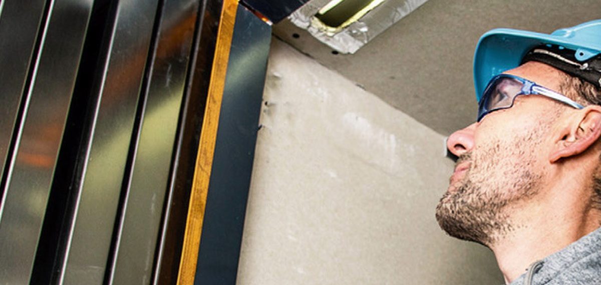 Como cinco barreiras complementares de segurança protegem a entrada do elevador