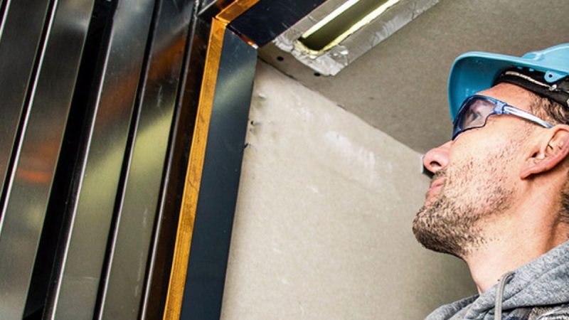Como cinco barreiras complementares de segurança protegem a entrada do elevador