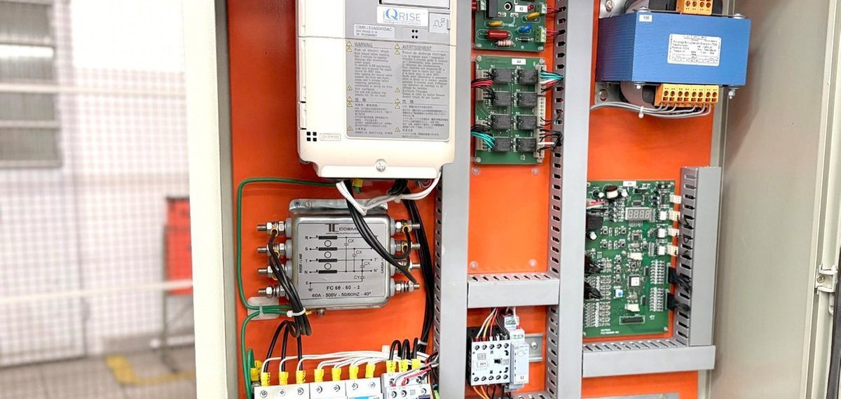 Modernização de elevadores: o que avaliar antes de substituir o sistema de comando
