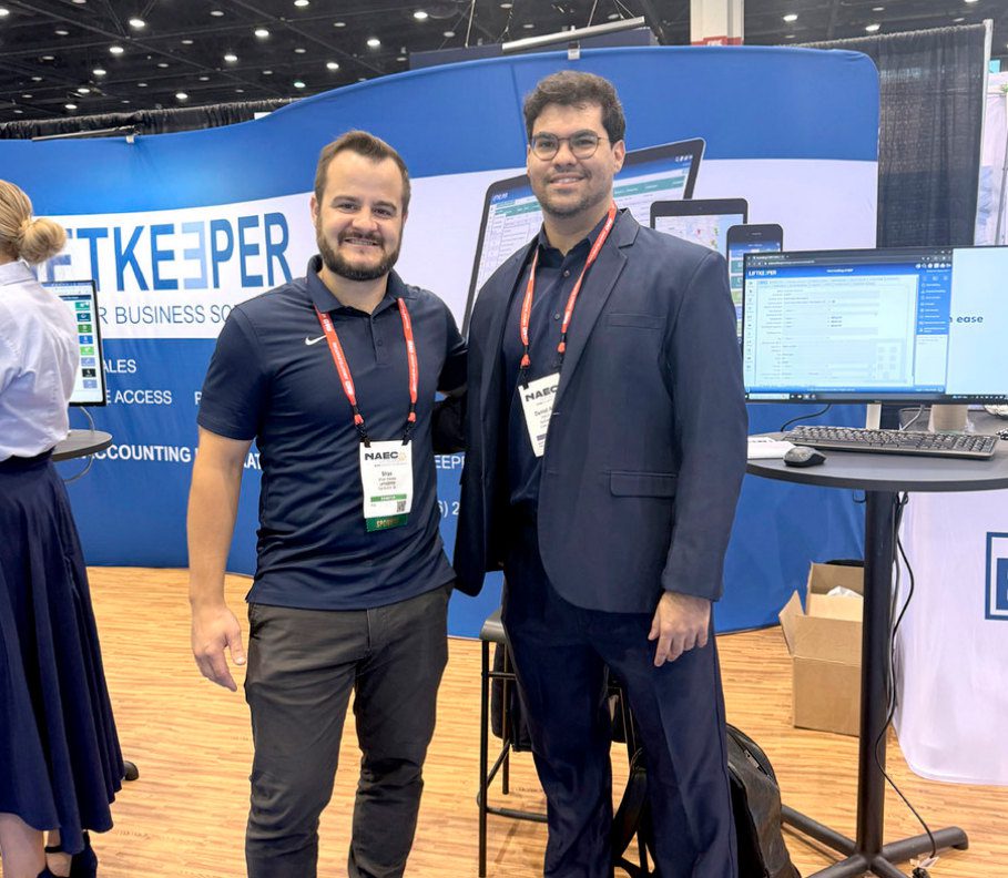 Shae Sealey e Daniel Almeida no estande da Liftkeeper