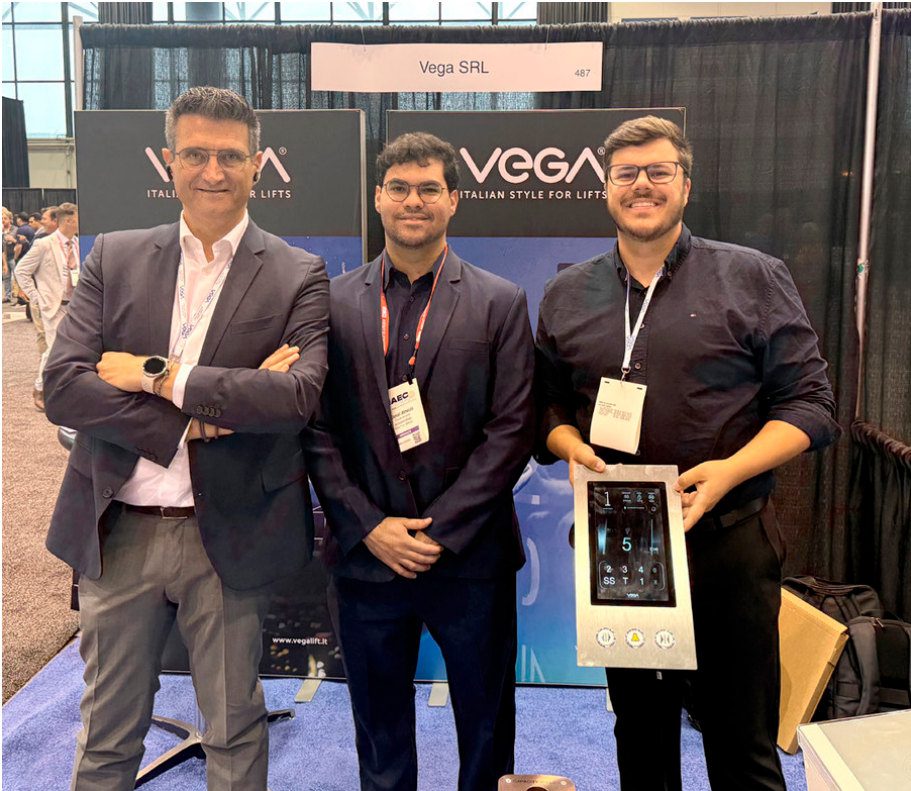 Claudio Acciarri, Daniel Almeida e Bernardo Santos no estande da Vega
