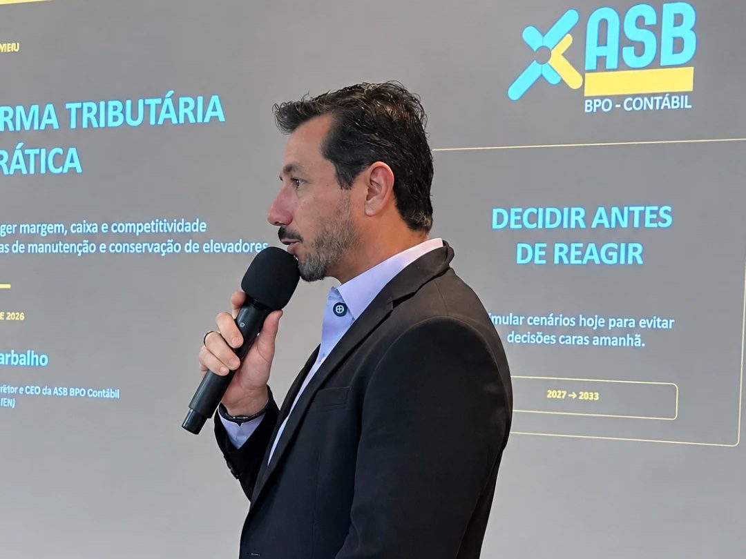 Leandro Barbalho fala ao microfone diante do slide com a frase Decidir antes de reagir